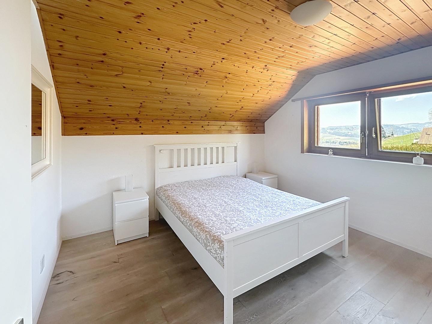 Dachgeschoss-Schlafzimmer mit Holzdecke