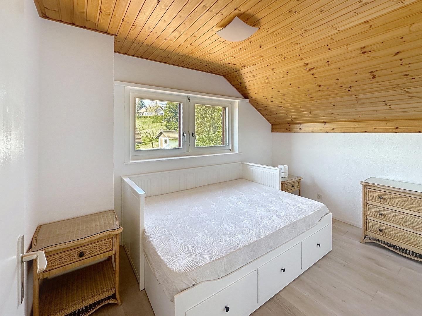 Helles Dachgeschoss-Schlafzimmer