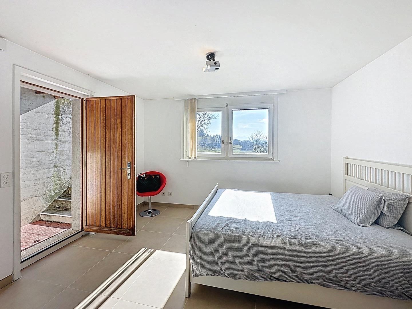 Helles Schlafzimmer mit Zugang nach draußen
