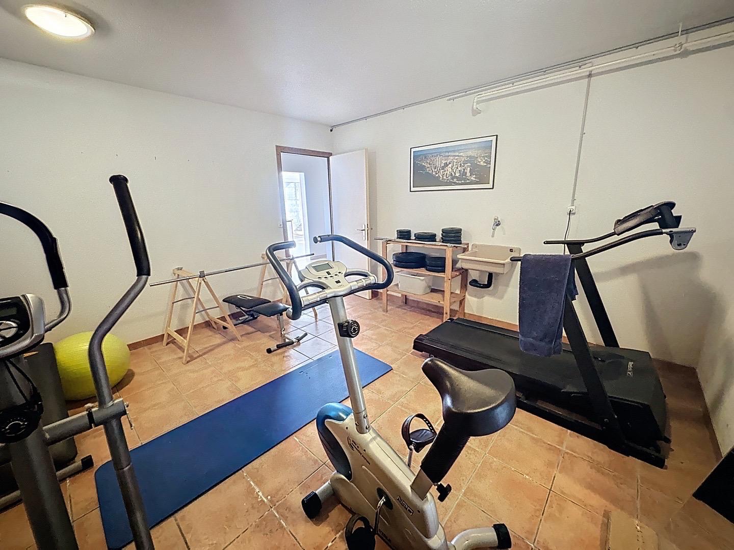 Heimfitnessraum mit Geräten