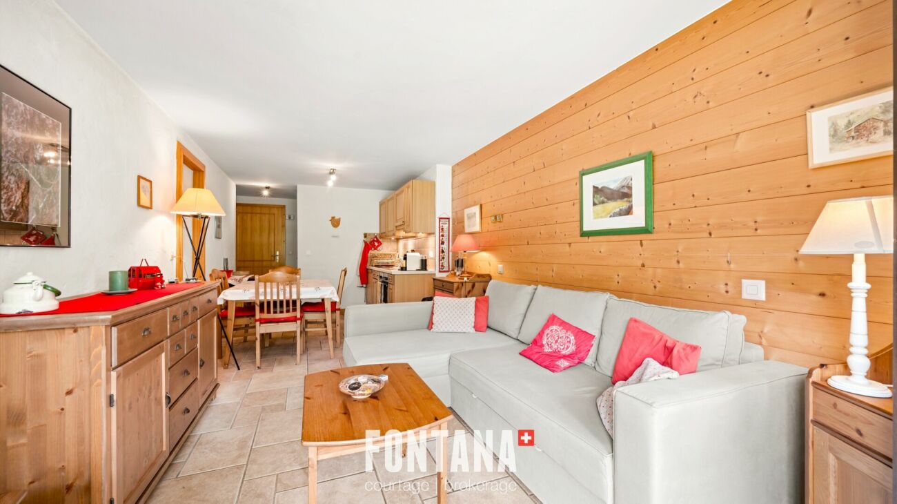 Gemütliches Wohn-Esszimmer mit Küche in Holzoptik