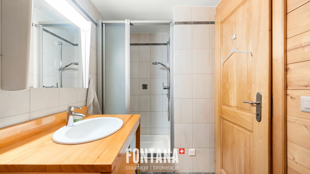 Modernes Badezimmer mit Duschbereich und Waschtisch