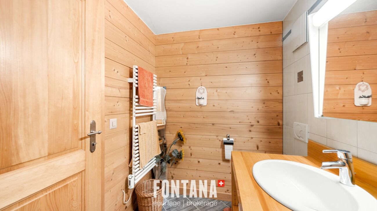 Helles Gäste-WC mit Holzverkleidung