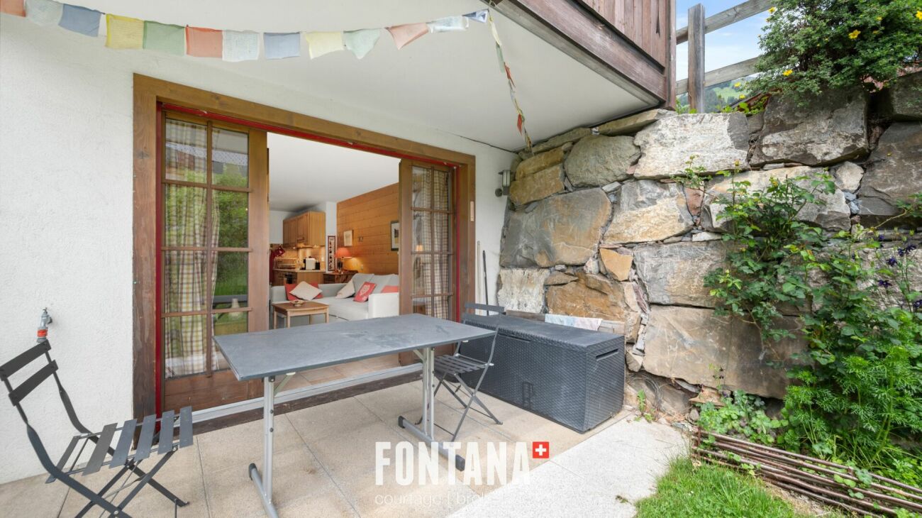 Terrasse mit Sitzgruppe und Blick ins Wohninnere