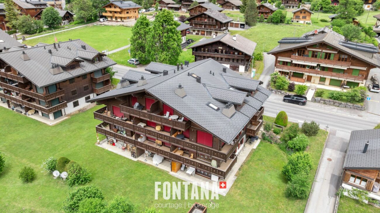 Luftaufnahme von alpinen Wohngebäuden
