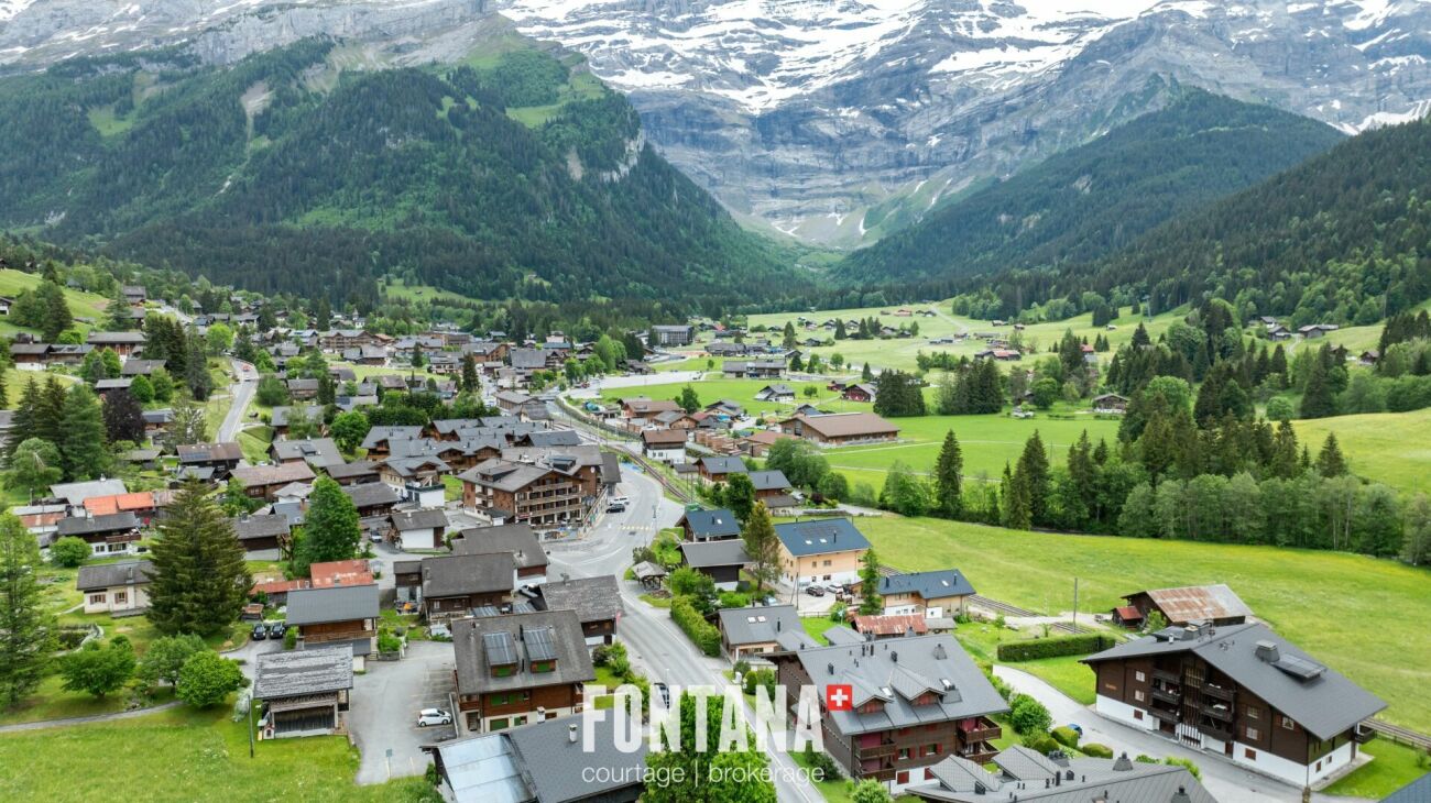 Alpines Dorf im Tal