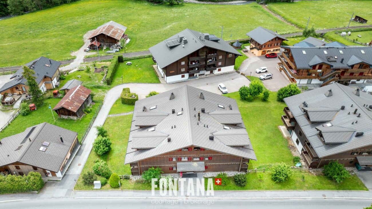 Luftaufnahme von Chalet-Gebäuden in alpiner Umgebung