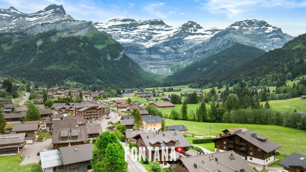 Alpenpanorama über ein Dorf im Tal