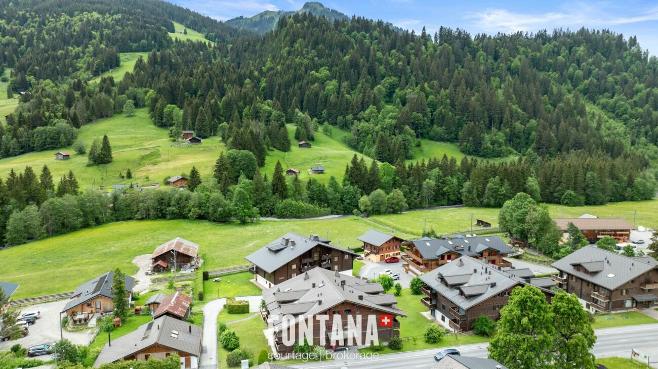 Alpenlandschaft mit Chalet-Siedlung