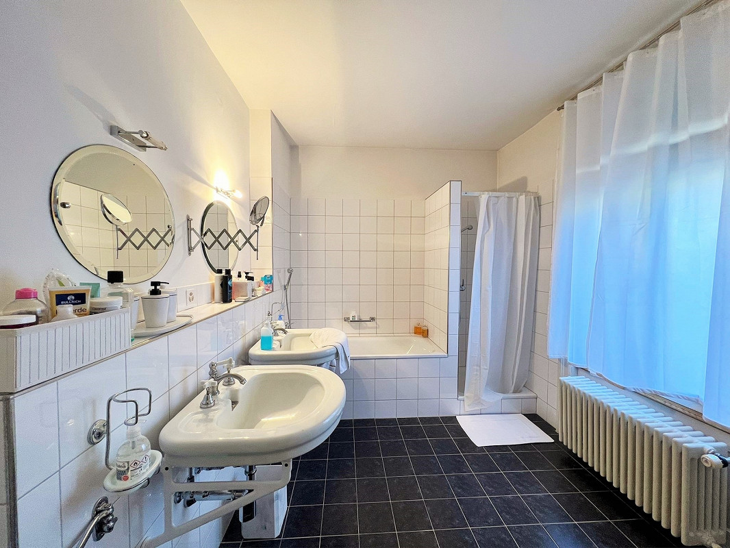 Badezimmer mit Badewanne und Doppelwaschbecken
