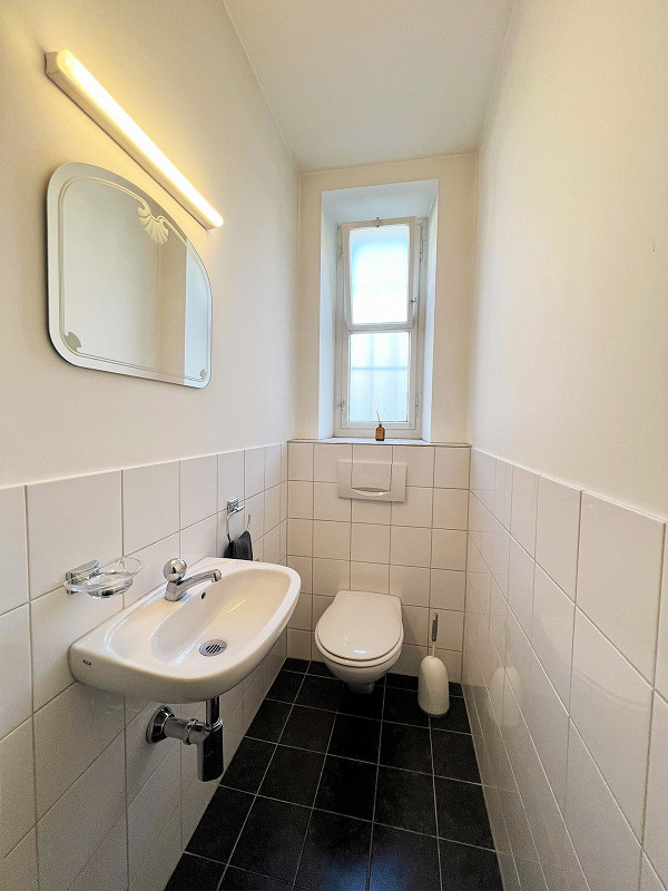Gäste-WC mit kleinem Waschbecken und WC