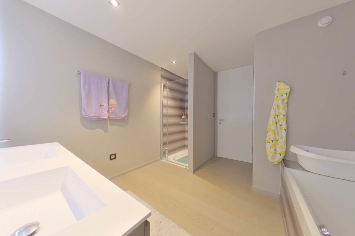 Modernes Badezimmer mit Badewanne und bodengleicher Dusche