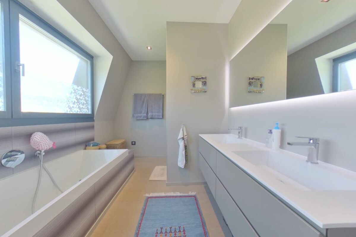 Modernes Badezimmer mit Doppelwaschtisch und Badewanne