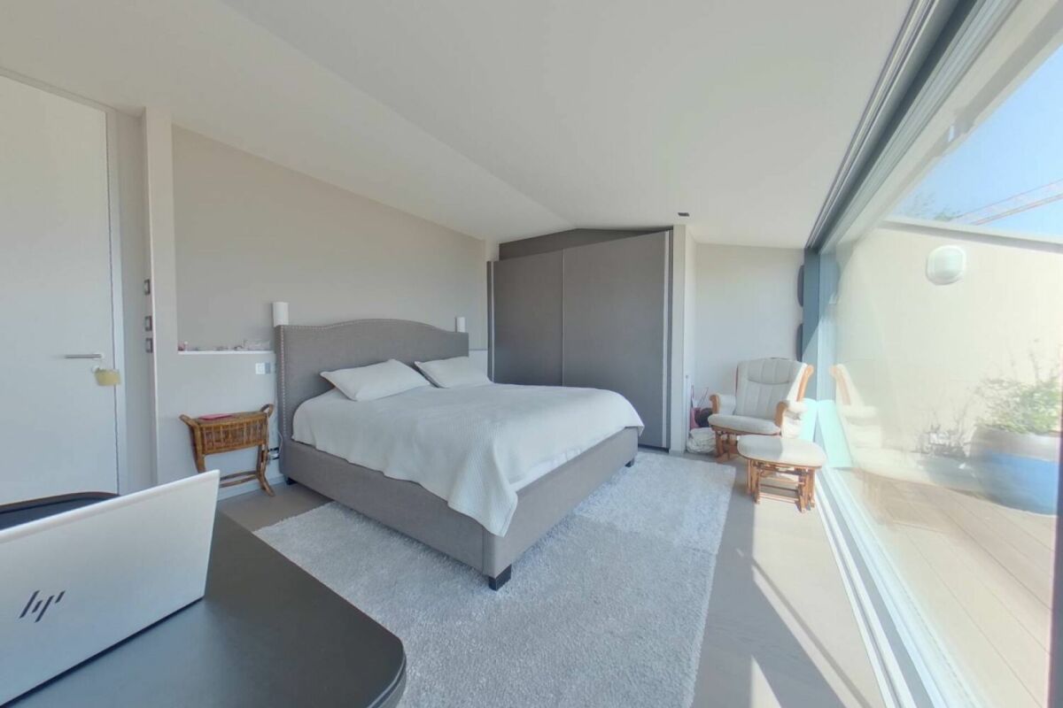 Helles Schlafzimmer mit großer Glasfront