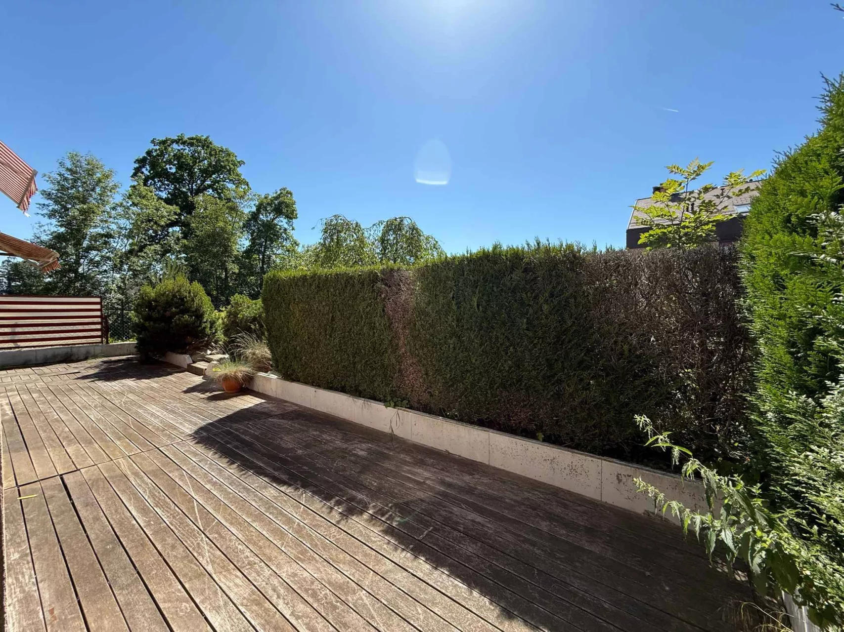 Terrasse mit Holzdeck und Gartenblick