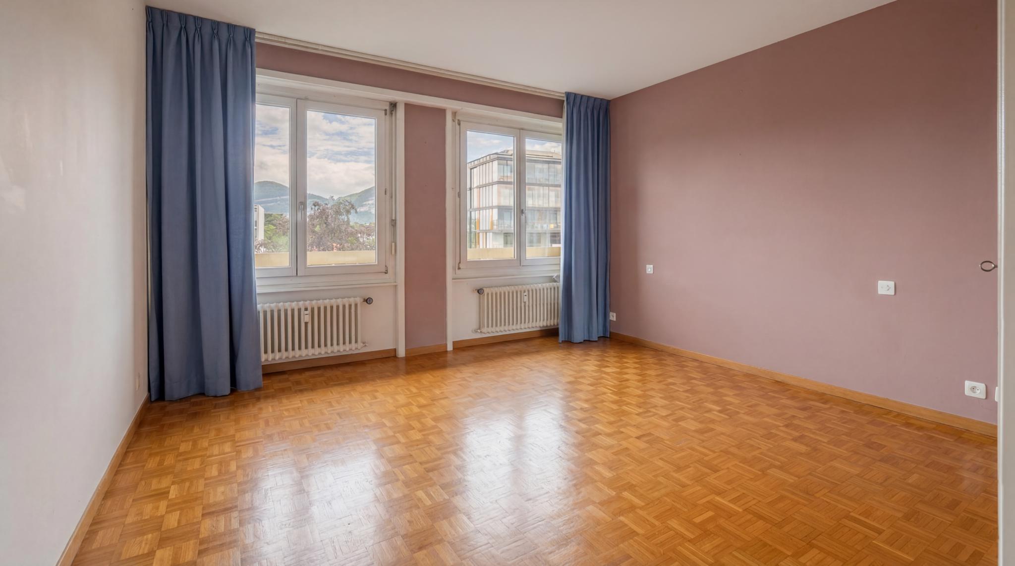 Leeres Zimmer mit Parkett und Ausblick