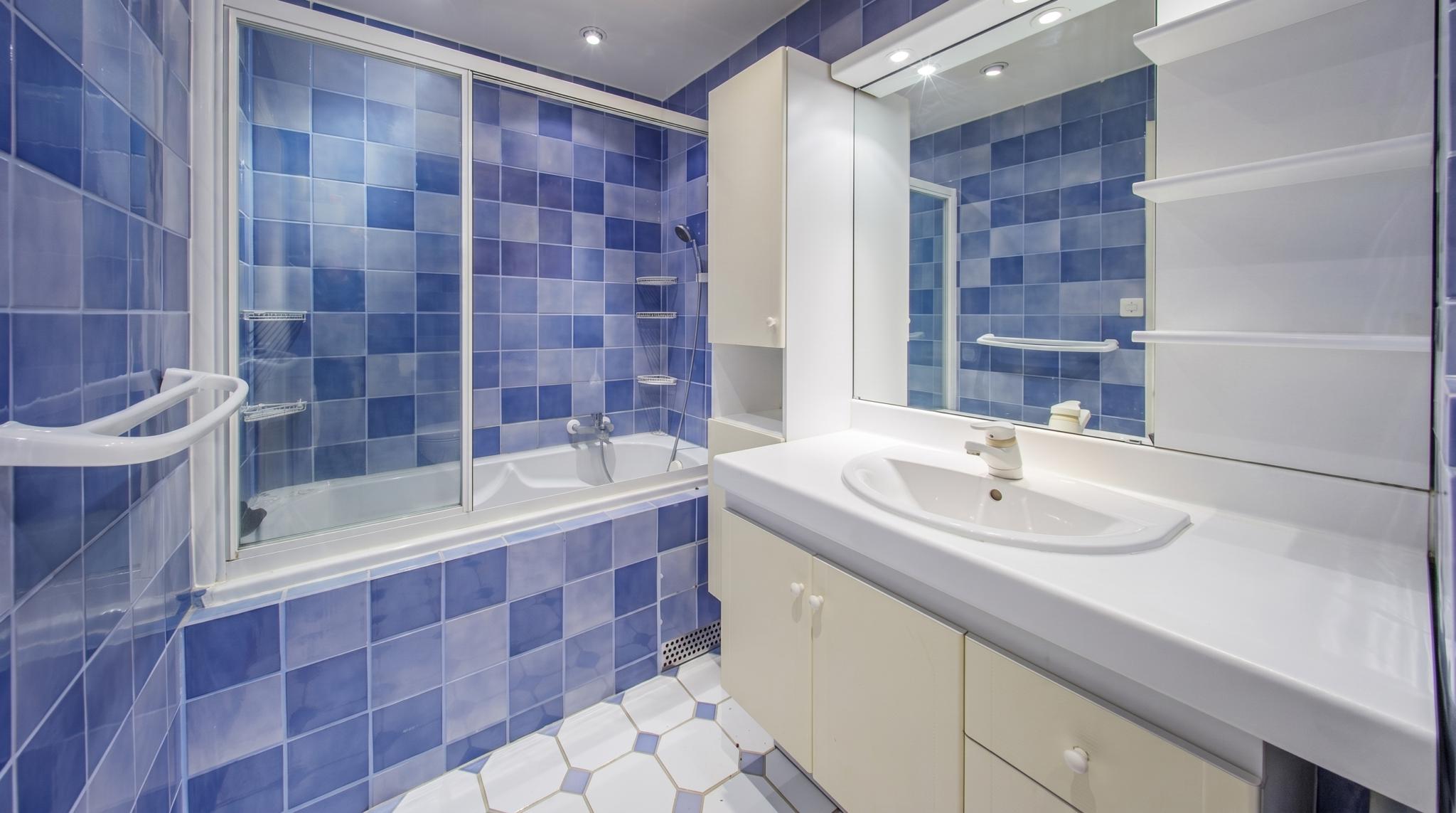 Modernes Badezimmer mit blauen Fliesen
