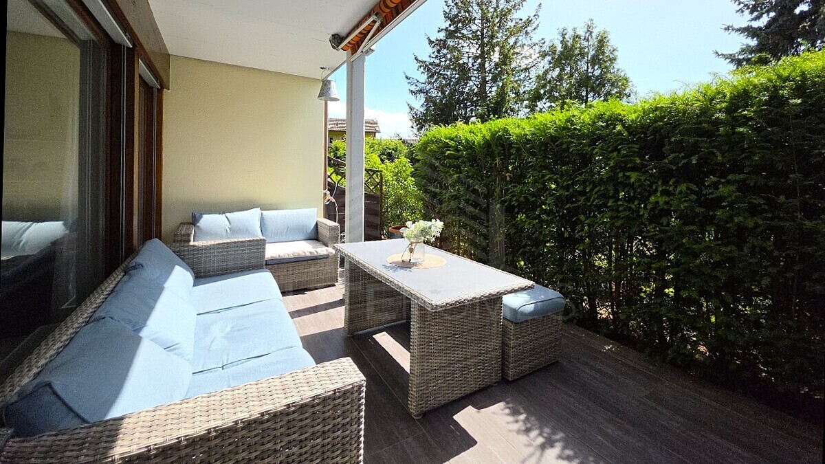 Überdachte Terrasse mit Sitzgruppe