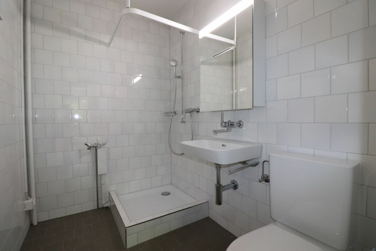 Modernes Badezimmer mit Dusche und WC