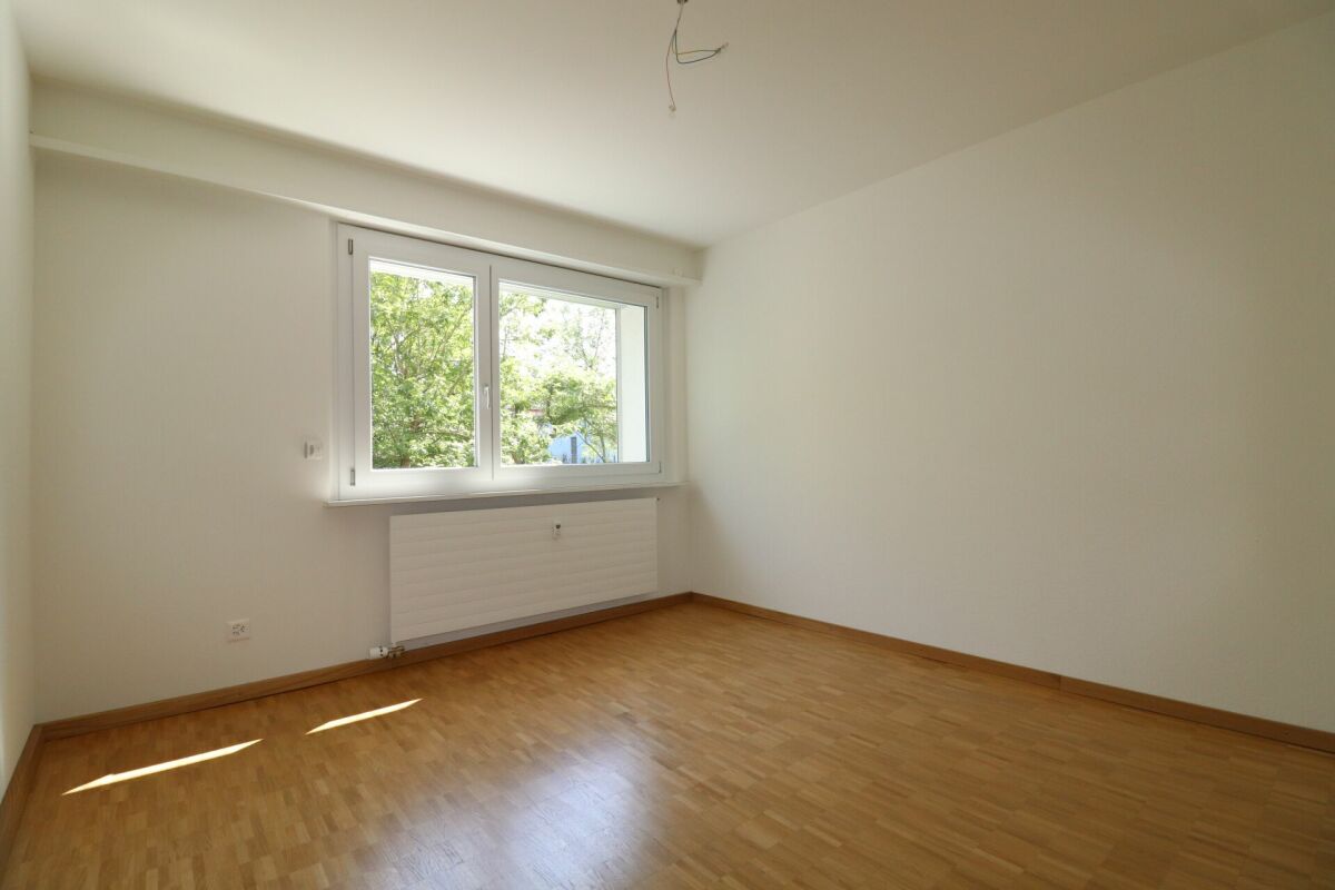 Leeres, helles Zimmer mit Fenster