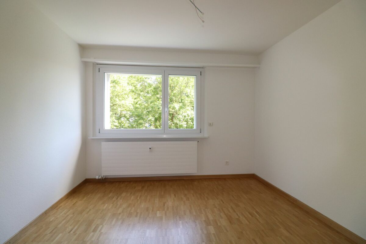 Leerer heller Raum mit Fenster