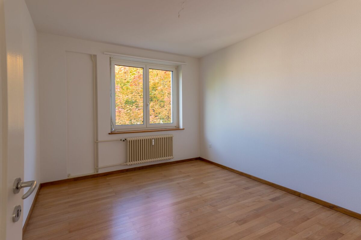 Leeres Zimmer mit Fenster und Heizkörper