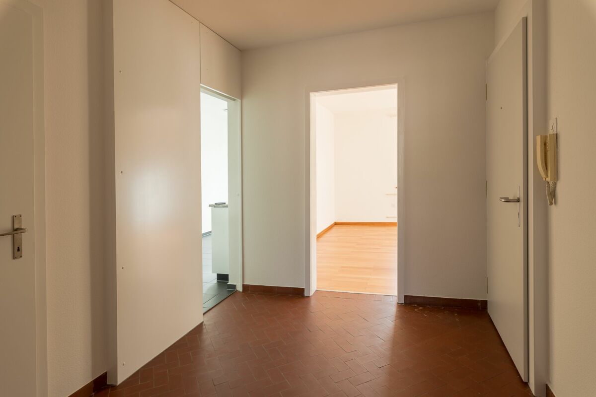 Heller Eingangsbereich mit Blick in angrenzende Räume