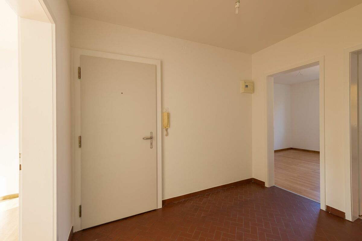 Heller Eingangsbereich mit Blick in einen weiteren Raum