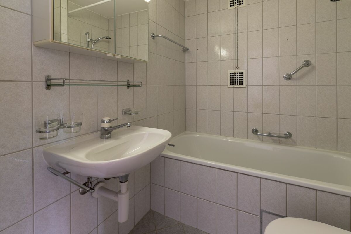 Badezimmer mit Wanne und Waschbecken