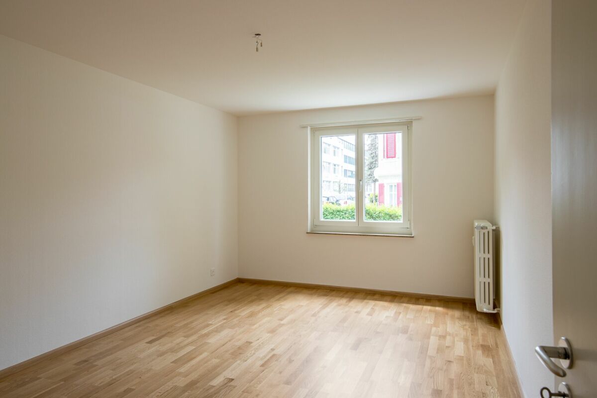 Leerer heller Raum mit Fenster