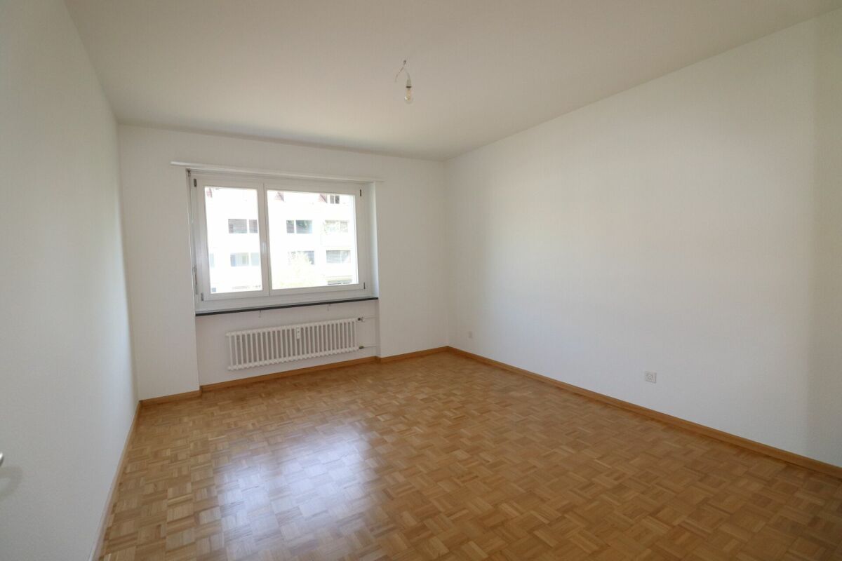 Leeres, helles Zimmer mit Parkettboden
