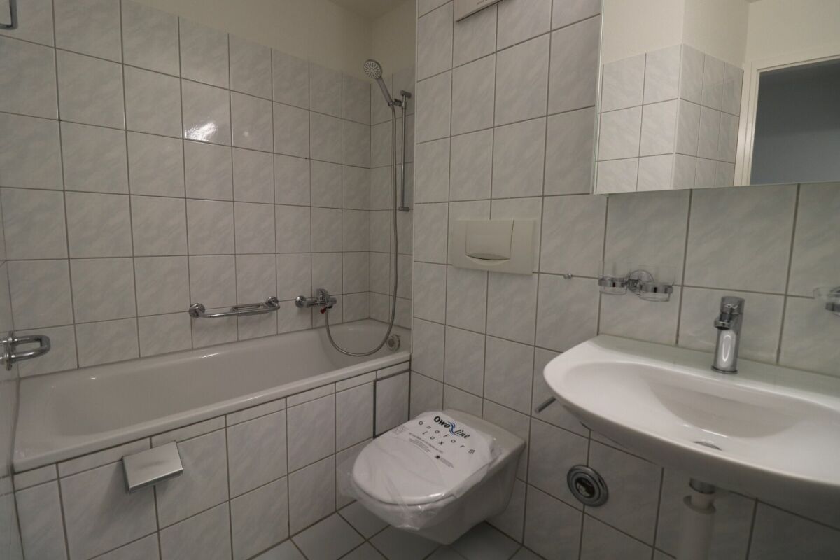 Badezimmer mit Badewanne und Waschtisch