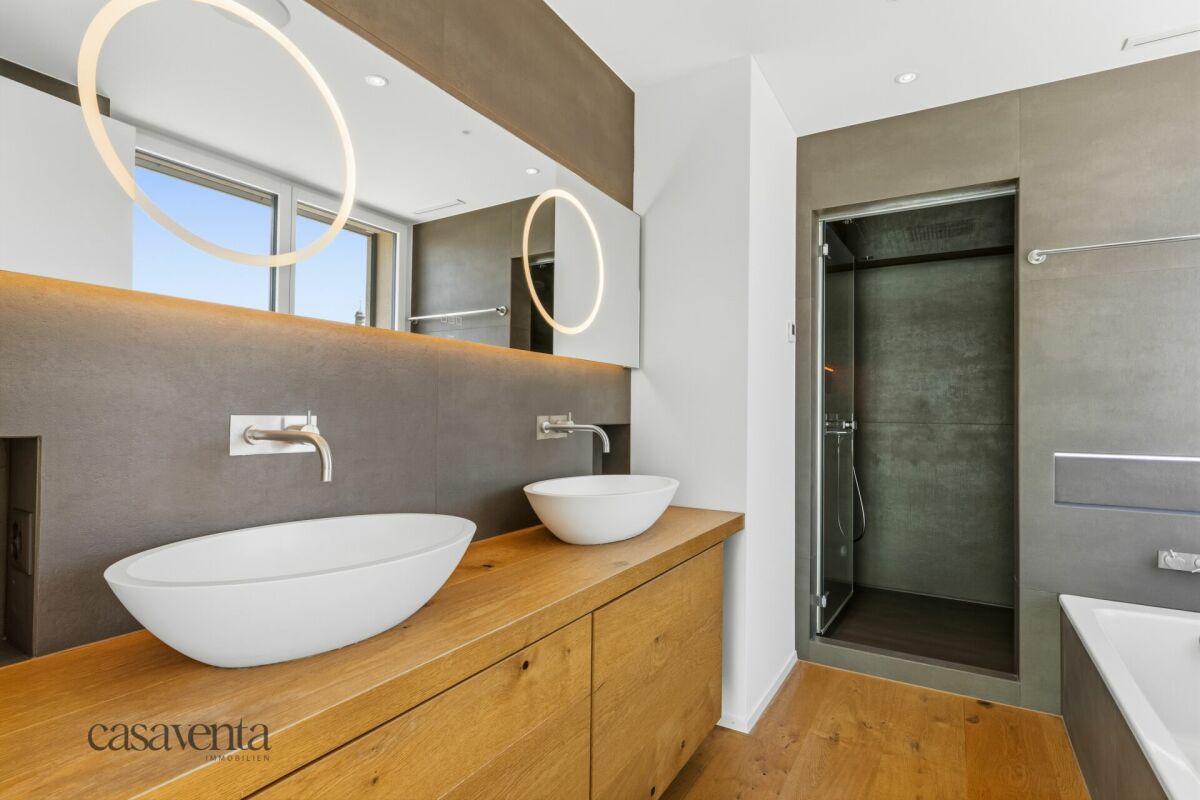 Modernes Badezimmer mit Doppelwaschtisch und Dusche