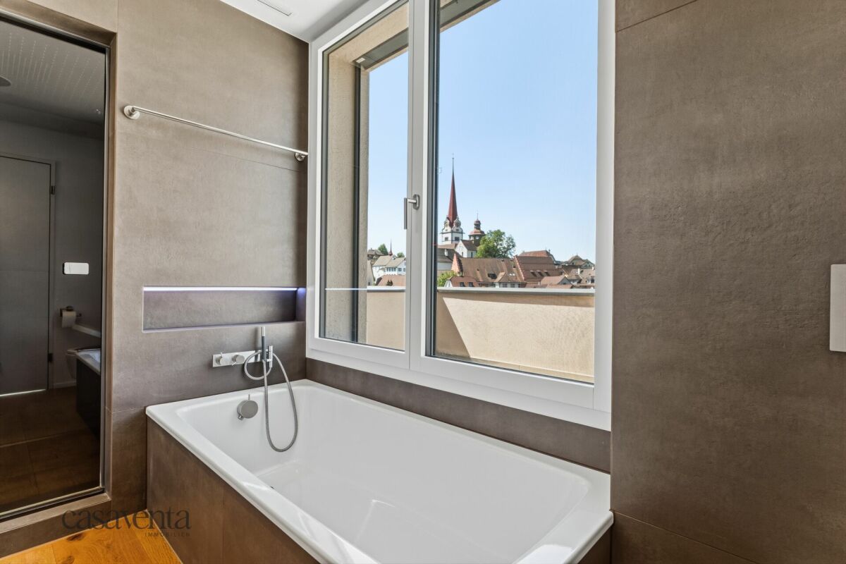 Modernes Badezimmer mit Badewanne und Stadtblick