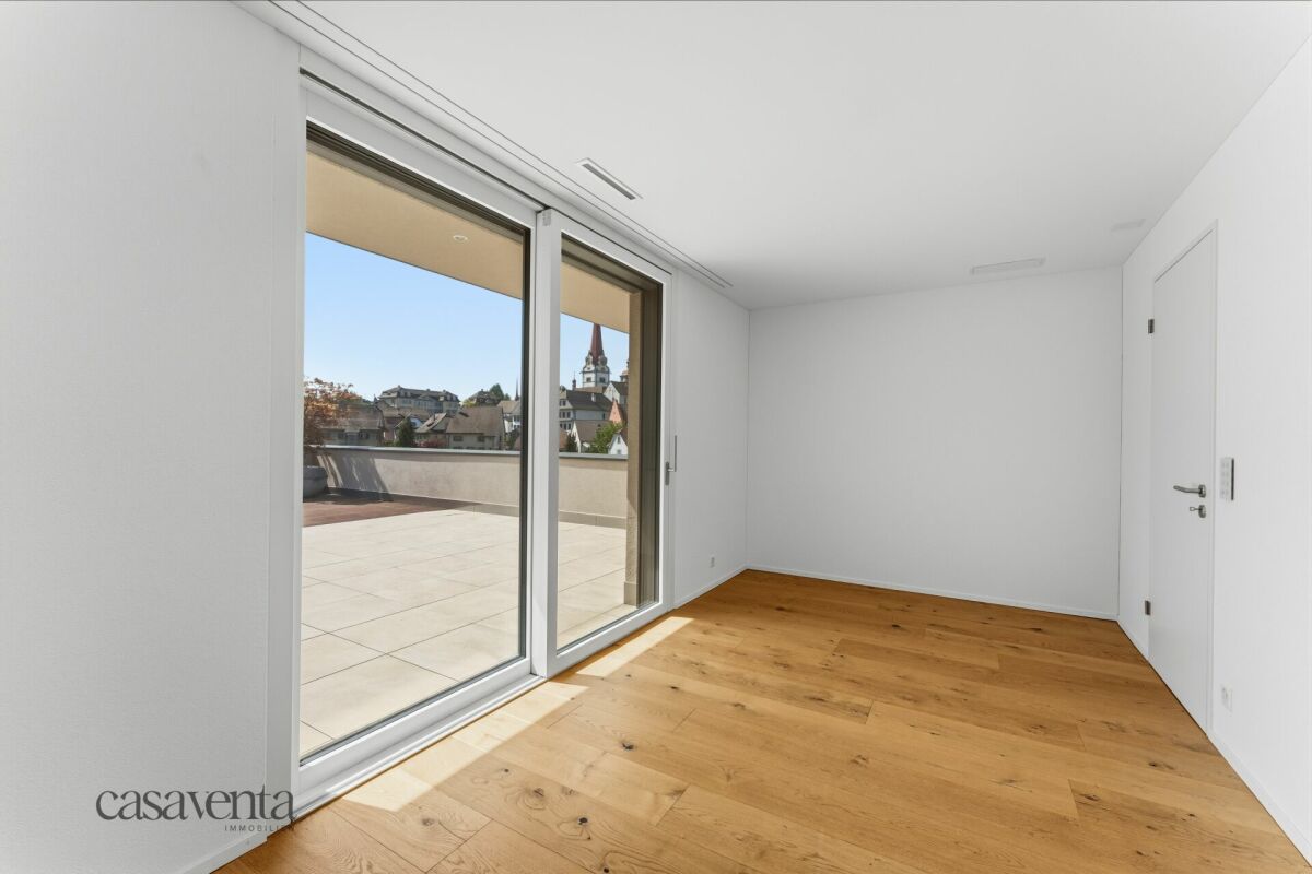Heller leerer Raum mit großer Terrasse und Blick auf die Stadt