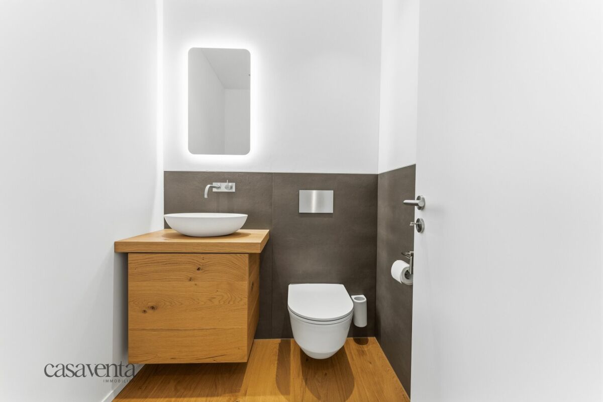 Gäste-WC mit Holzwaschtisch