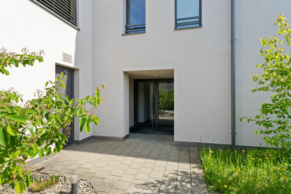 Moderner Hauseingangsbereich mit Innenhof