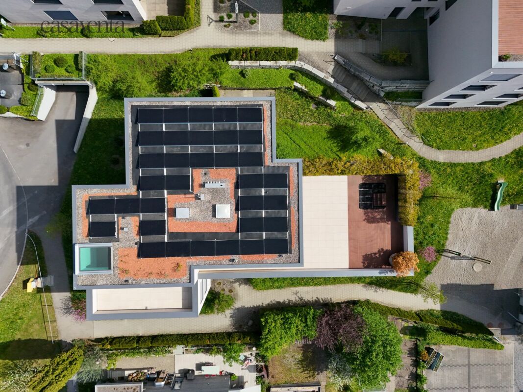 Drohnenaufnahme eines modernen Wohnhauses mit Solardach