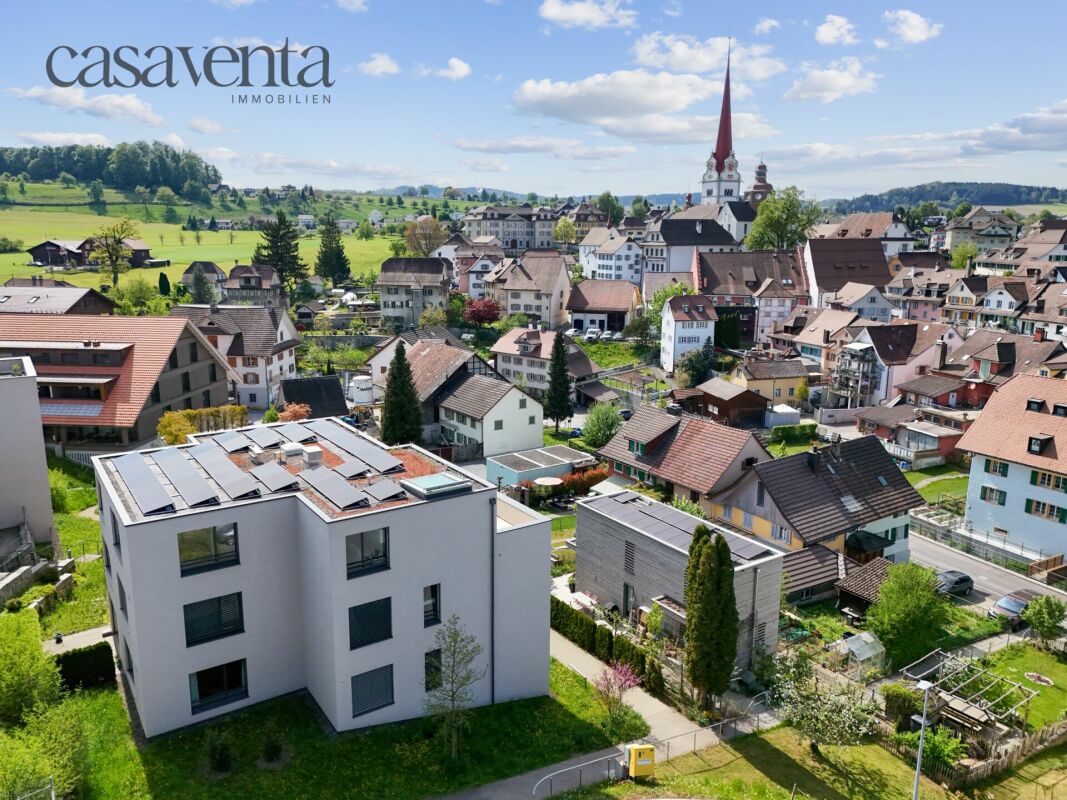 Stadt- und Kirchenblick über Wohnhäuser