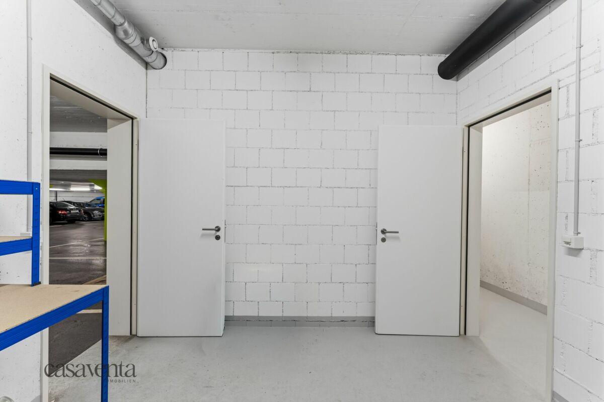 Keller- oder Garagenraum mit Türen