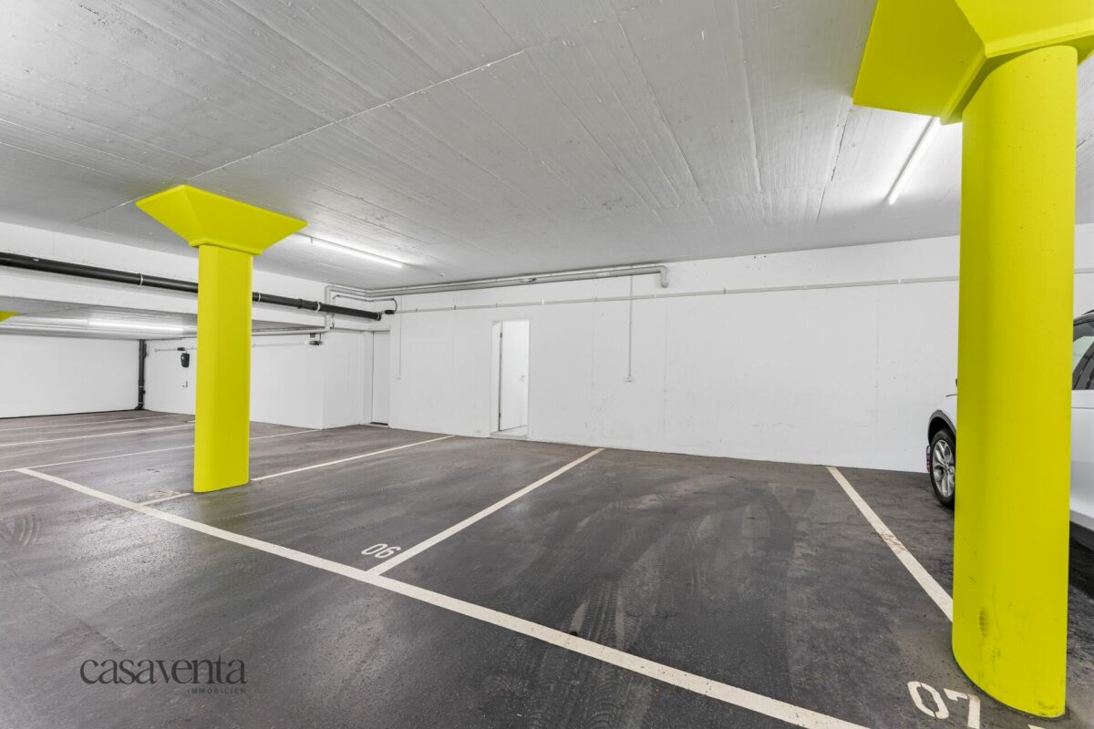 Tiefgarage mit Stellplätzen und gelben Stützpfeilern