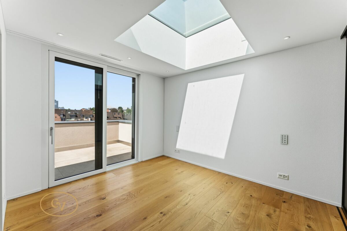 Helles Zimmer mit Dachterrasse und Oberlicht