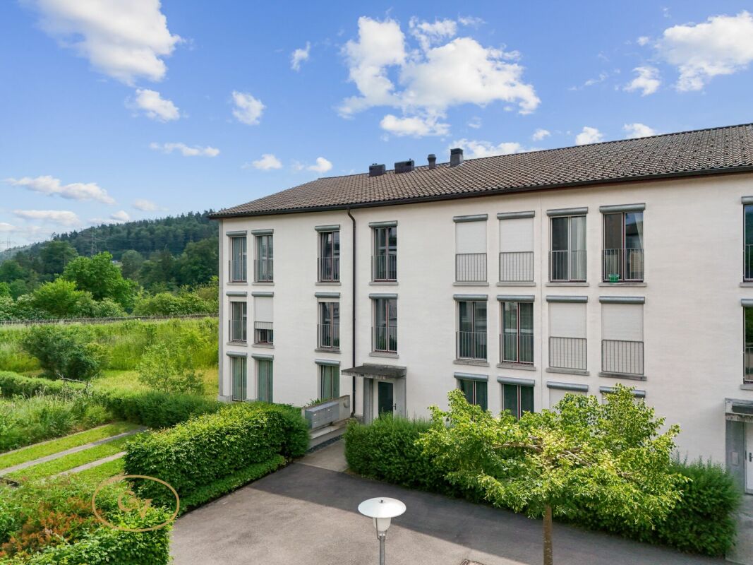Mehrfamilienhaus mit grüner Umgebung