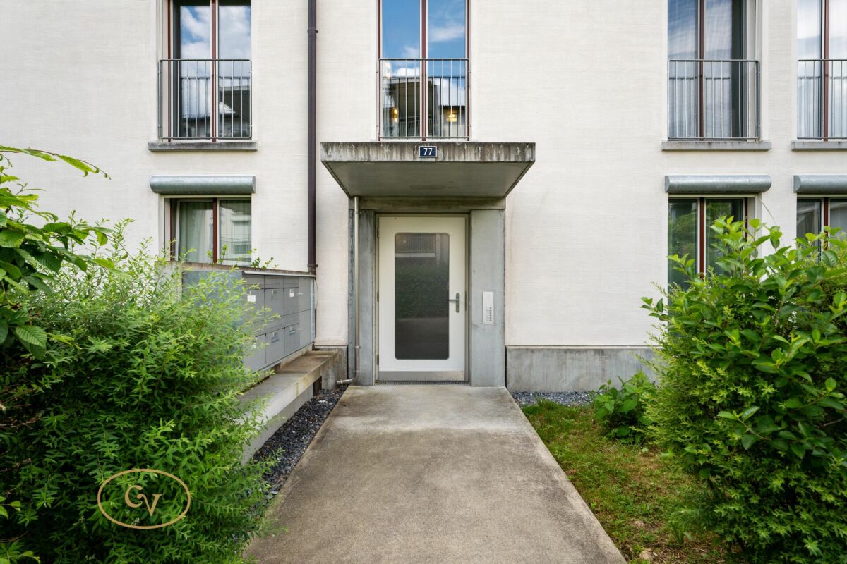 Mehrfamilienhaus-Eingang mit Überdachung