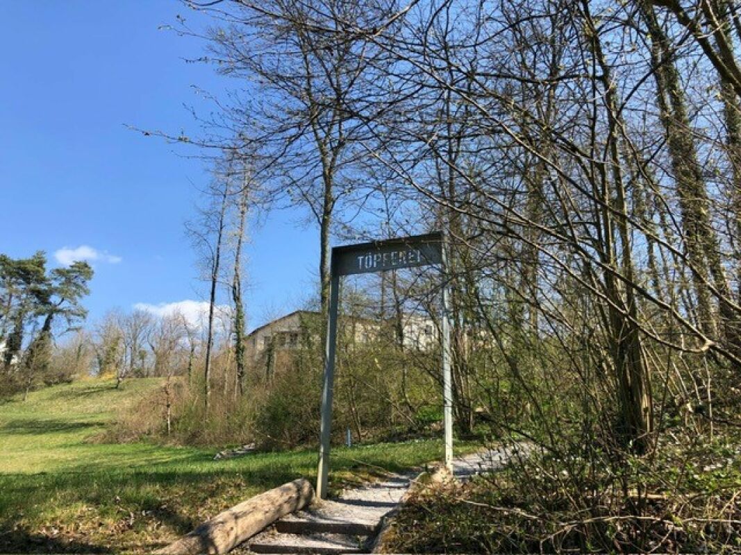 Wald- bzw. Parkzugang mit Schild