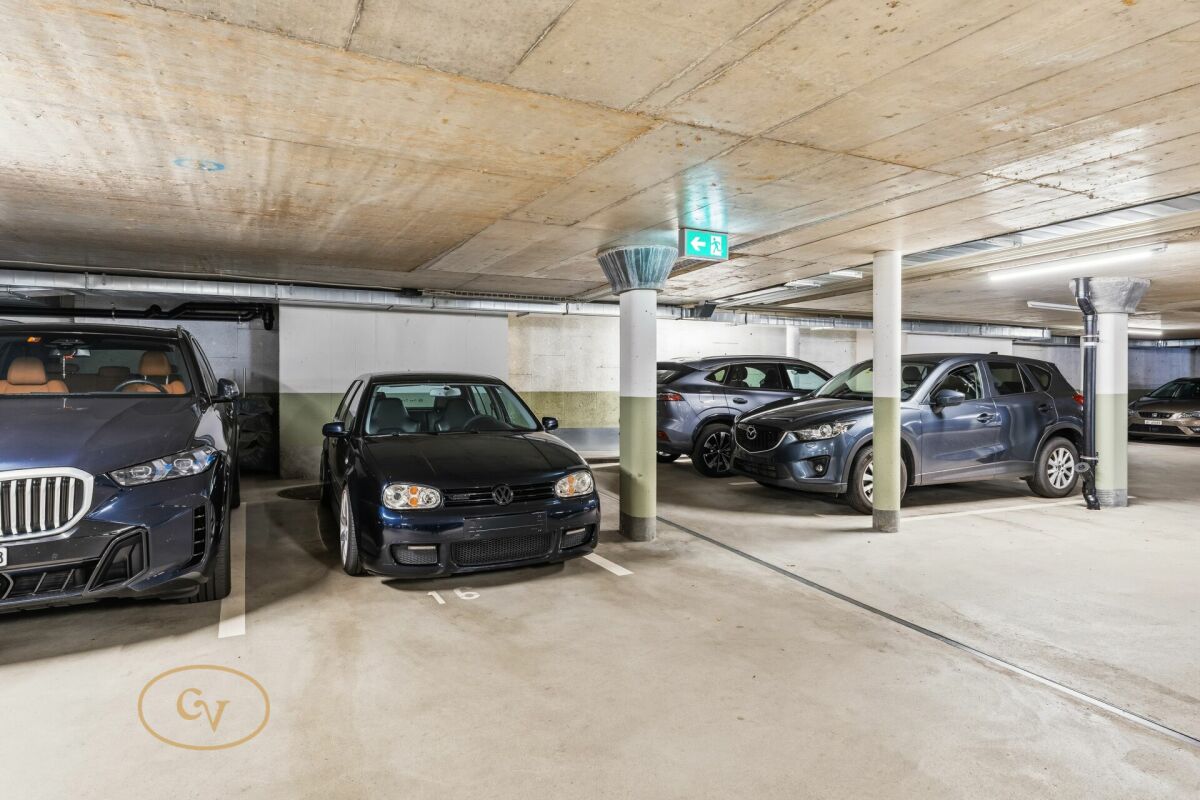 Tiefgarage mit mehreren geparkten Autos