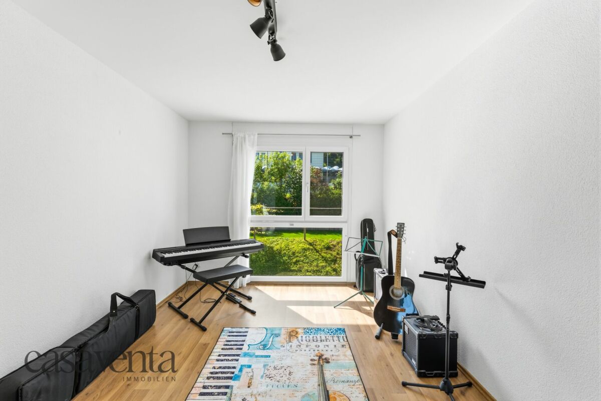 Musikzimmer mit großem Fenster