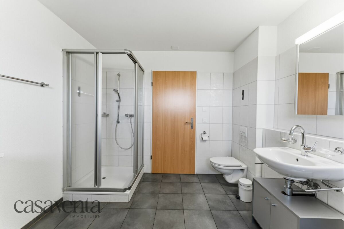 Modernes Badezimmer mit Dusche und Waschtisch