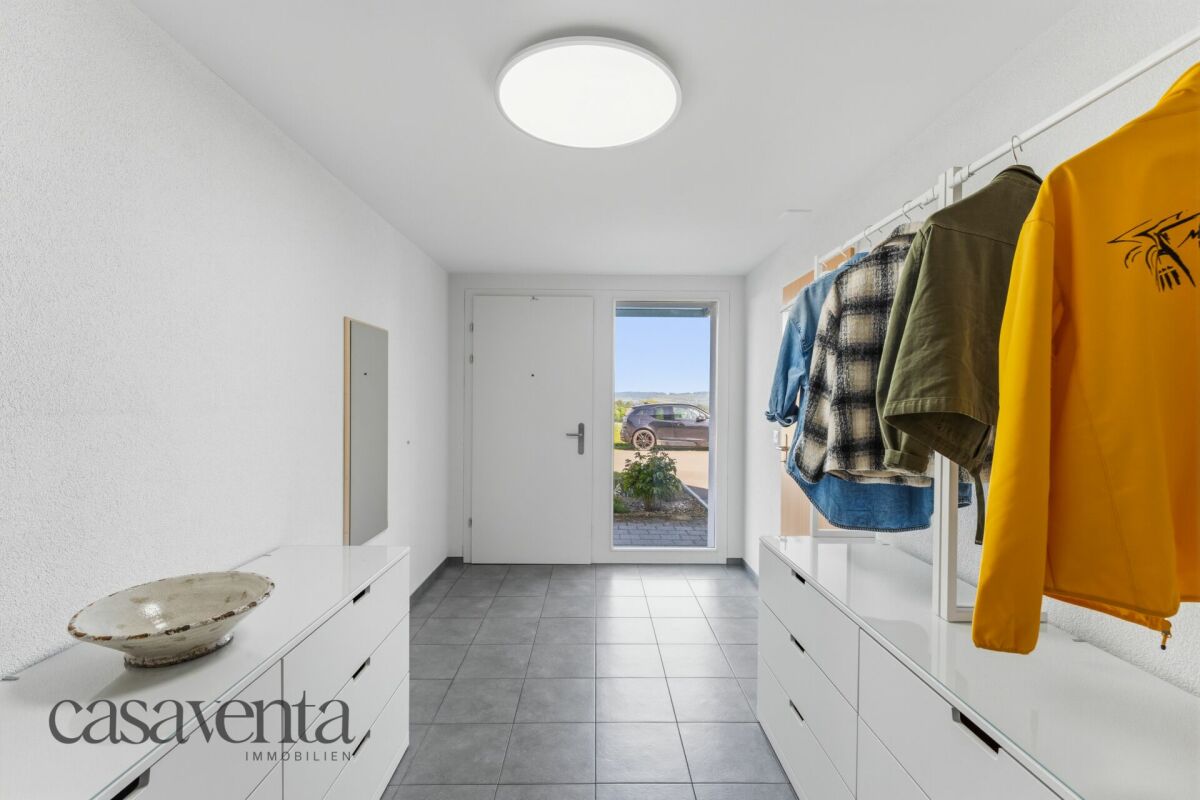 Heller Eingangsbereich mit Garderobe