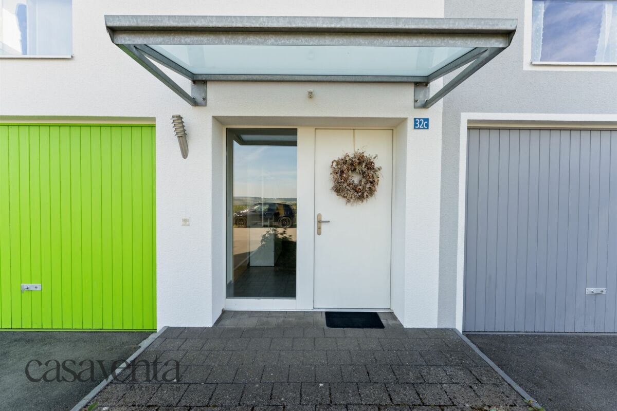 Hauseingang mit farbigen Garagentoren